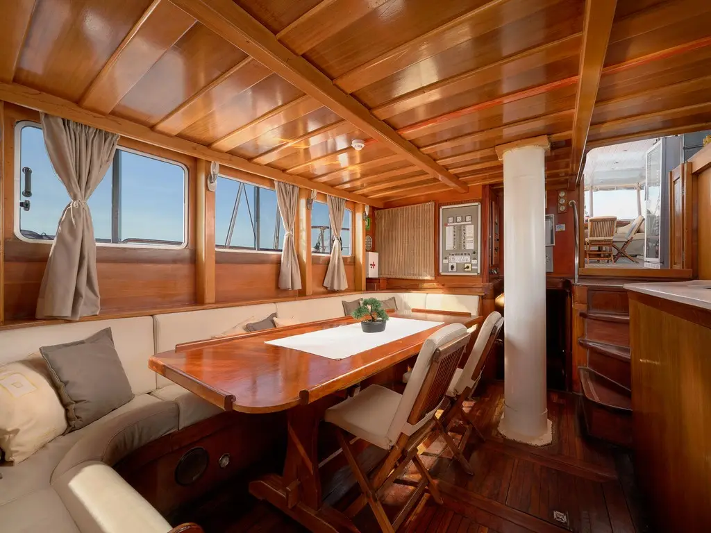 SOLE, Interior image