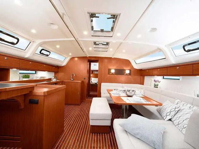 Vitabella 5, Interior image