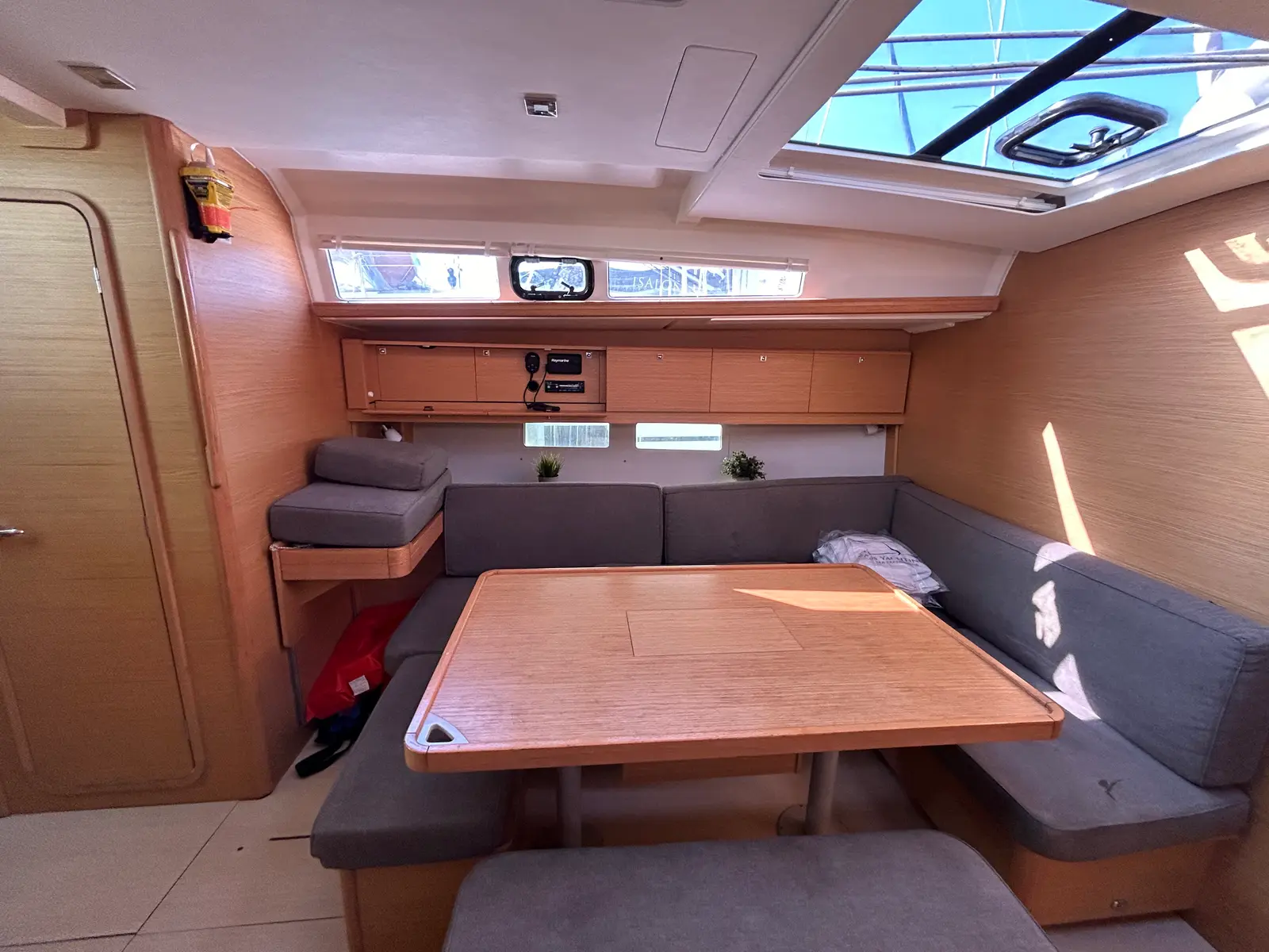 Tango II, Interior image