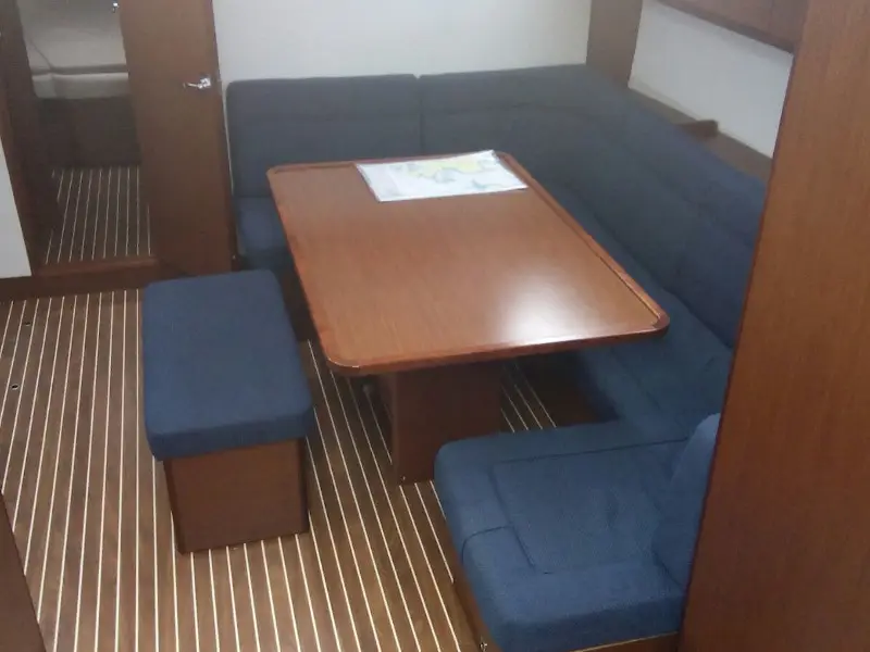 Elisa, Interior image