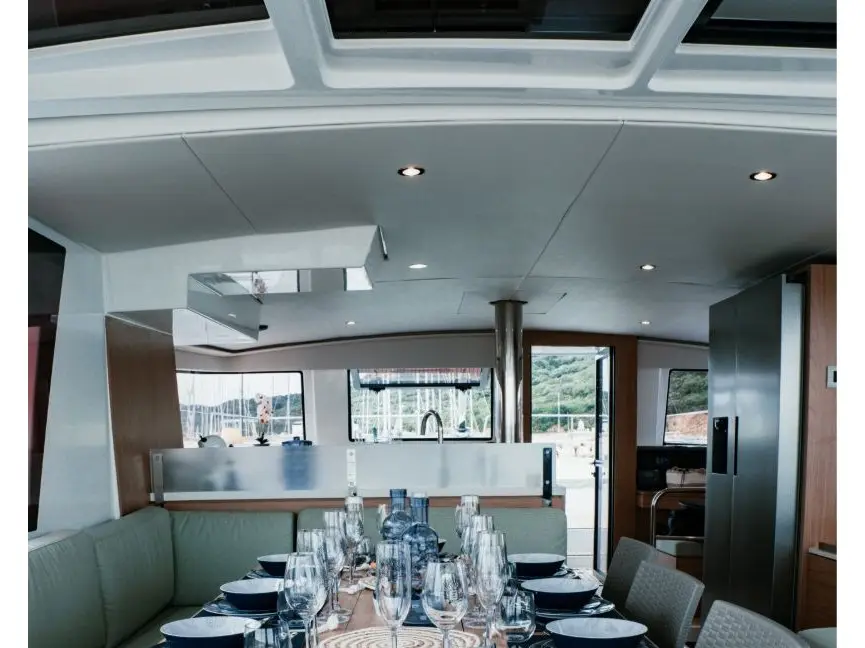 Cloe, Interior image