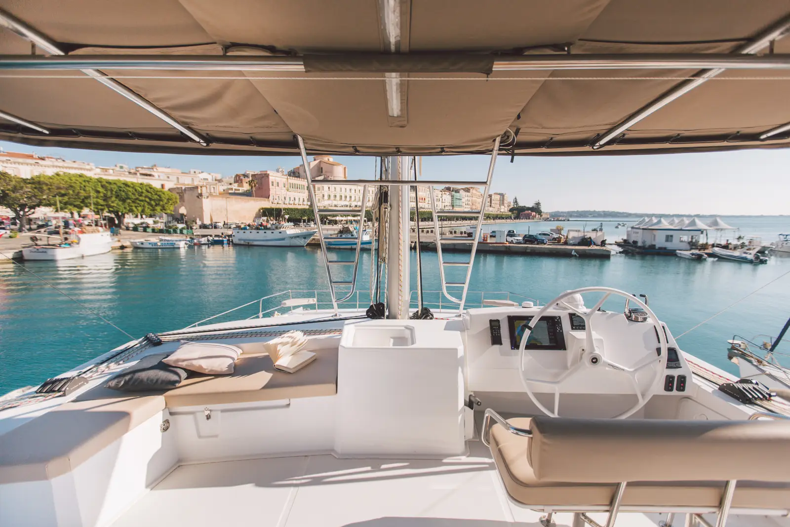 Sikelia, Flybridge