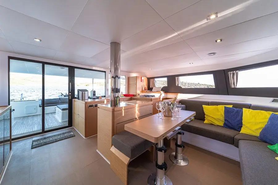 VAR, Interior image