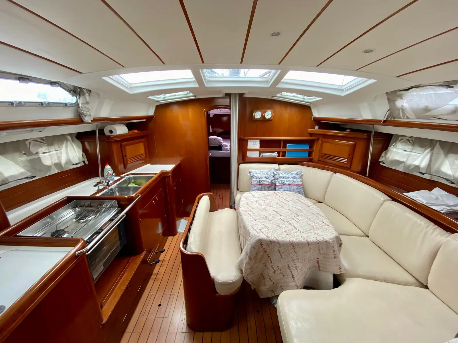 Argo, Interior image