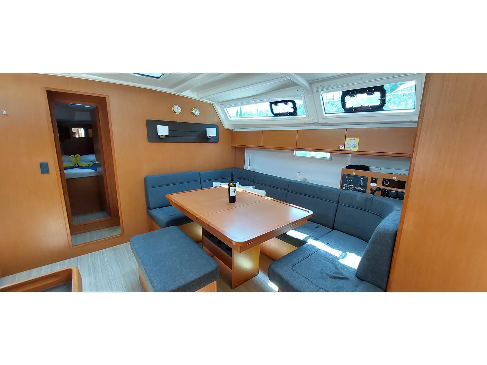 Sunny Point, Interior image