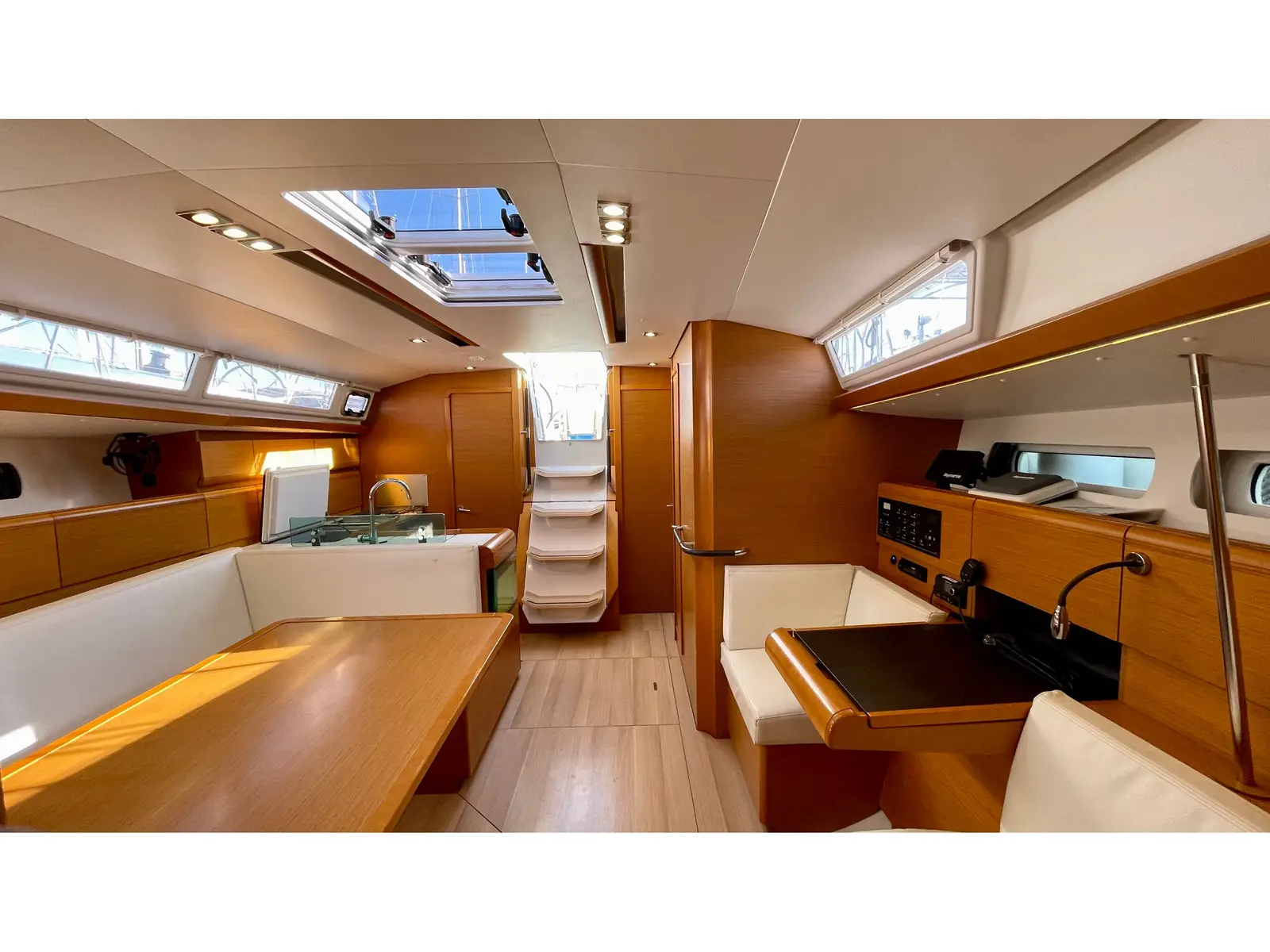 Amelie (Refit 2022), Interior image