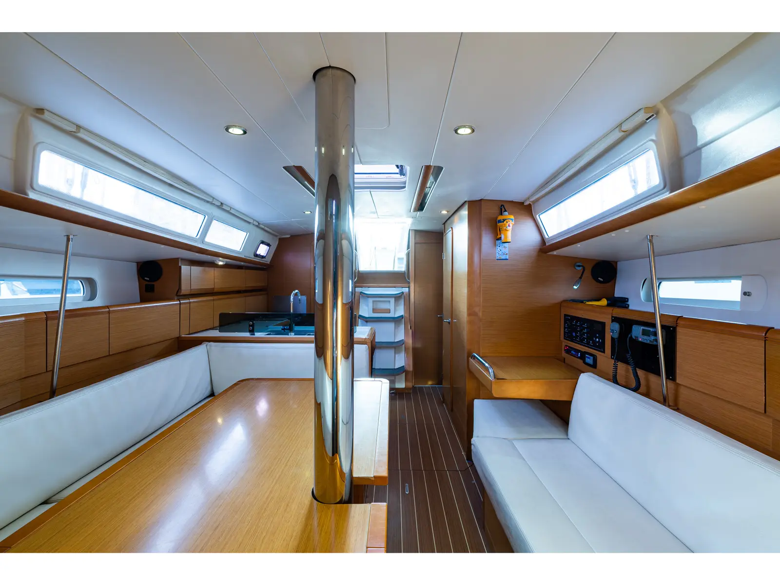 Amor Fati, Interior image