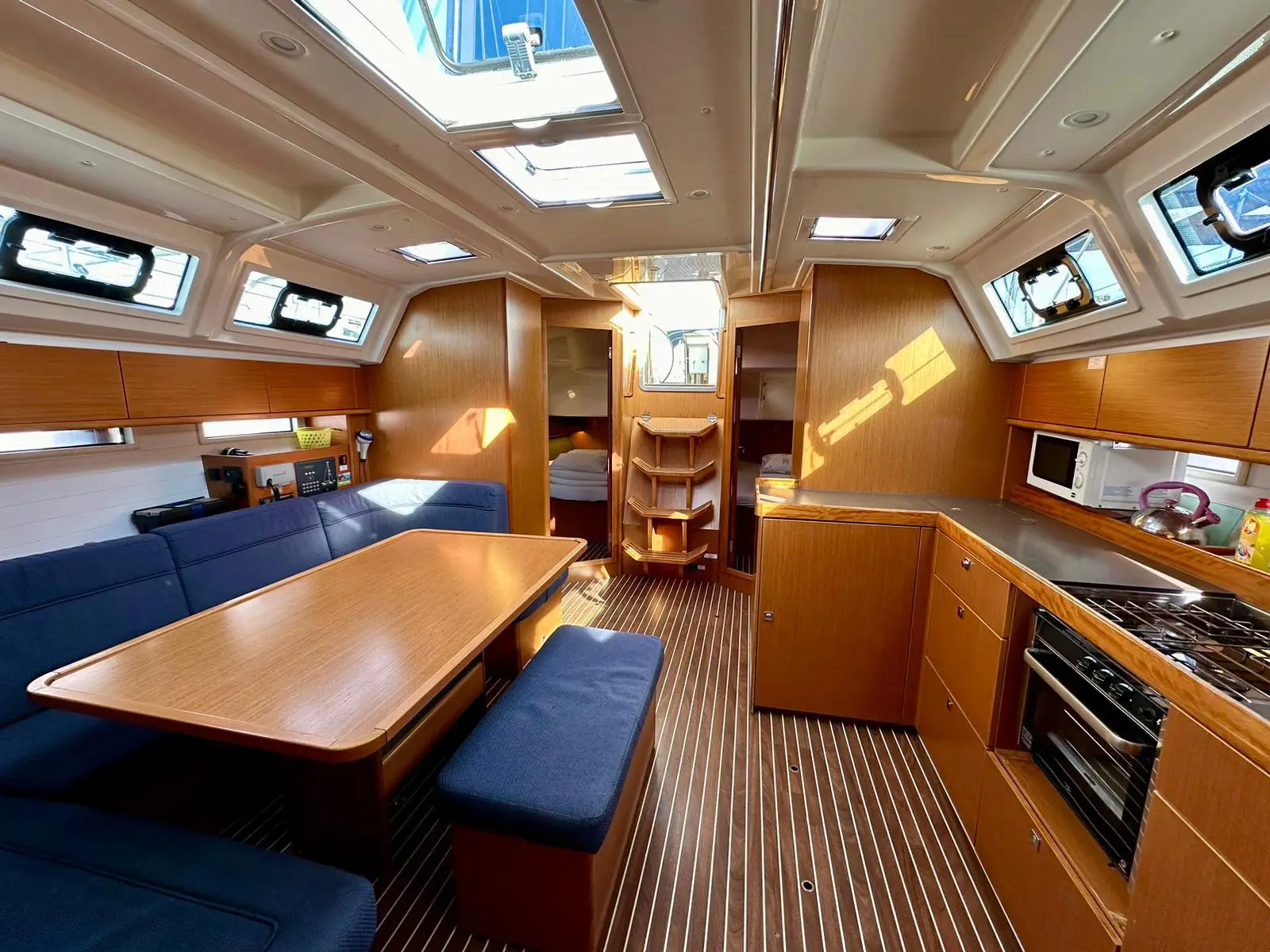 Rava, Interior image