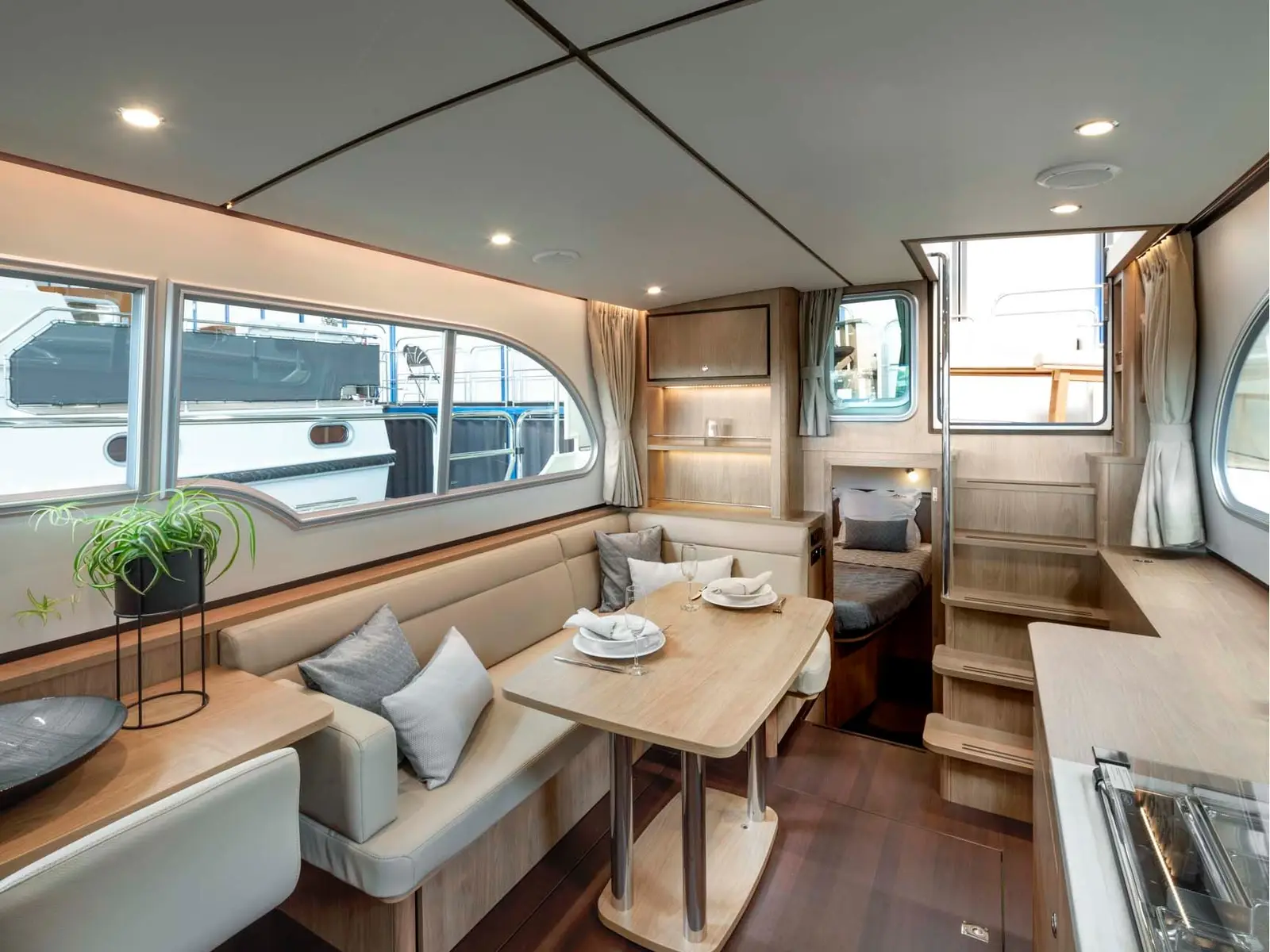 Jules, Interior image