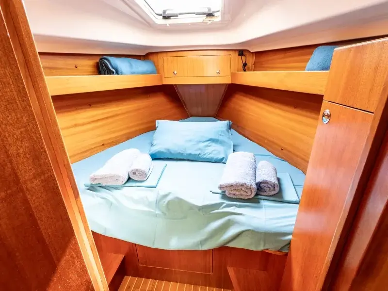 Argo, Interior image