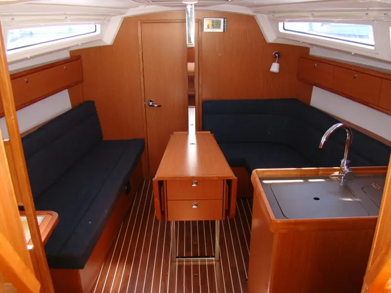 (1682 BG), Interior image