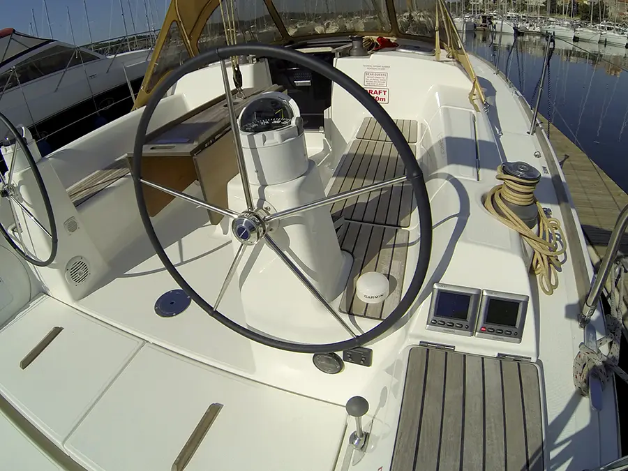 Lara, Dufour 335 GL helm