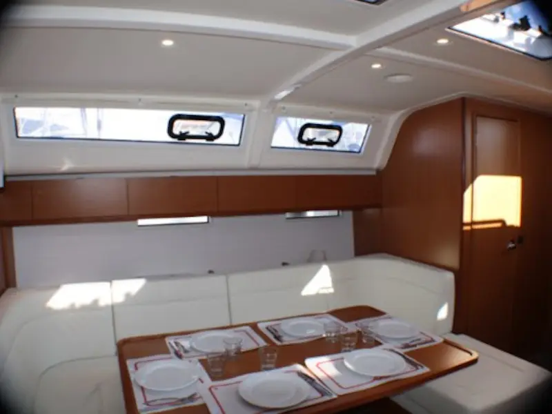 Mediterranea, Interior image
