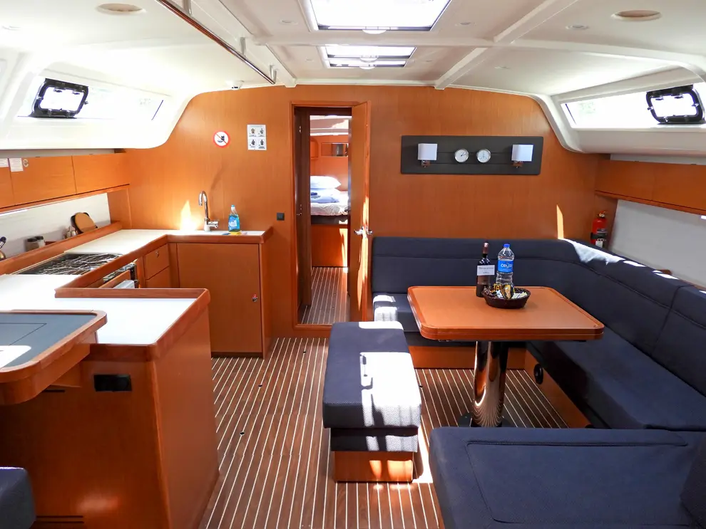 Mango, Interior image