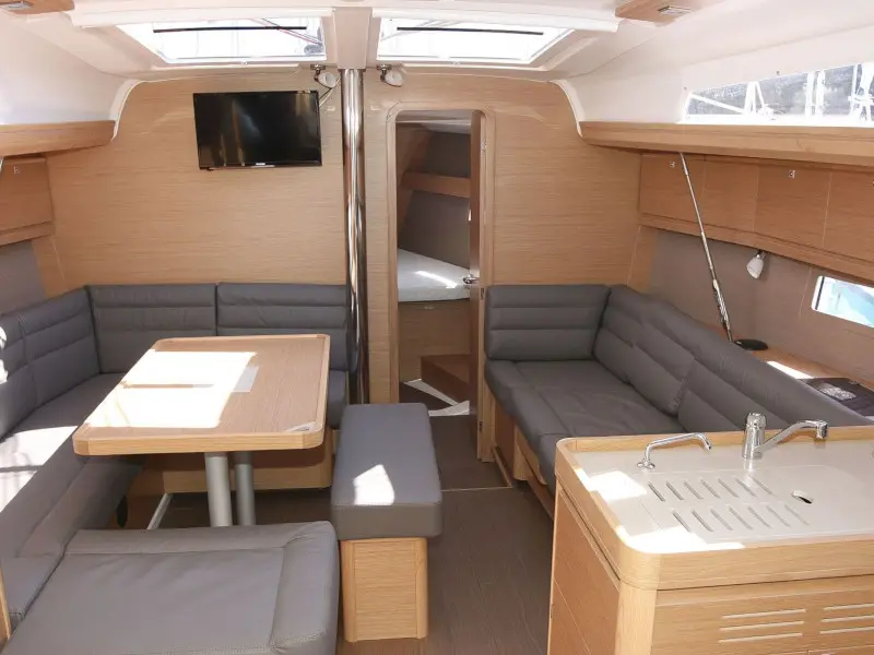 Stella, Interior image