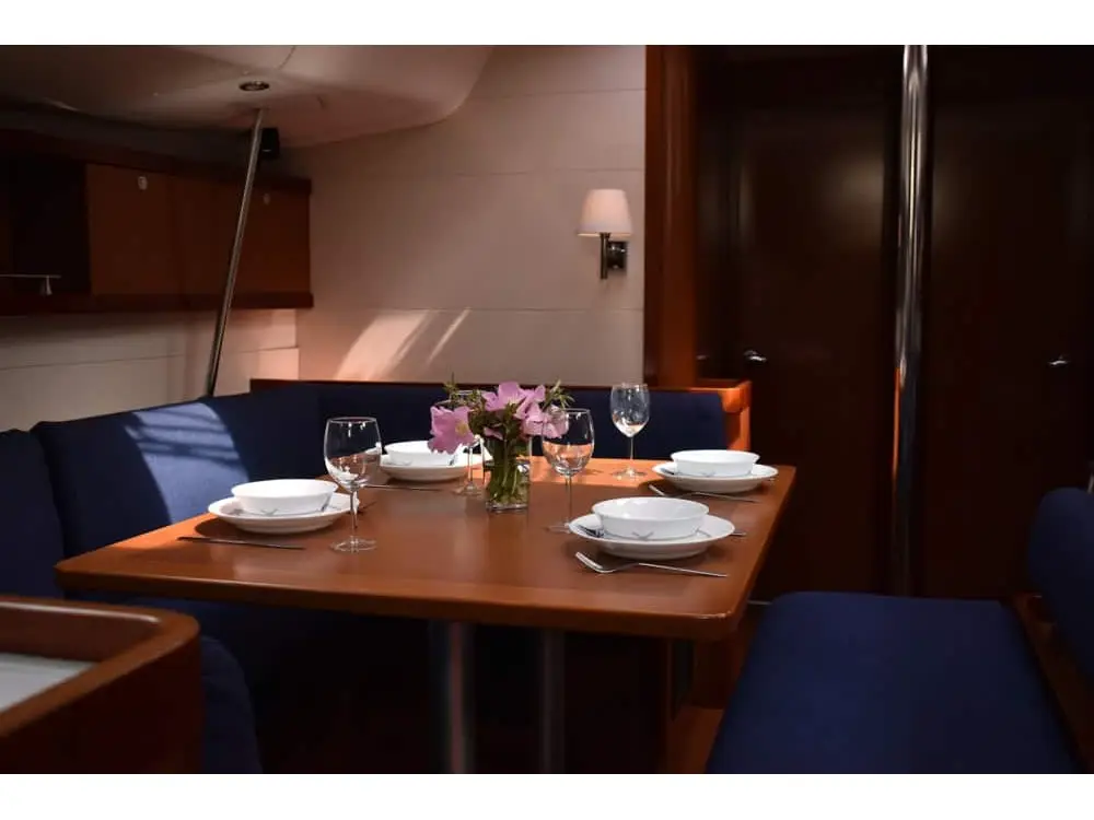 Angelina, Interior image