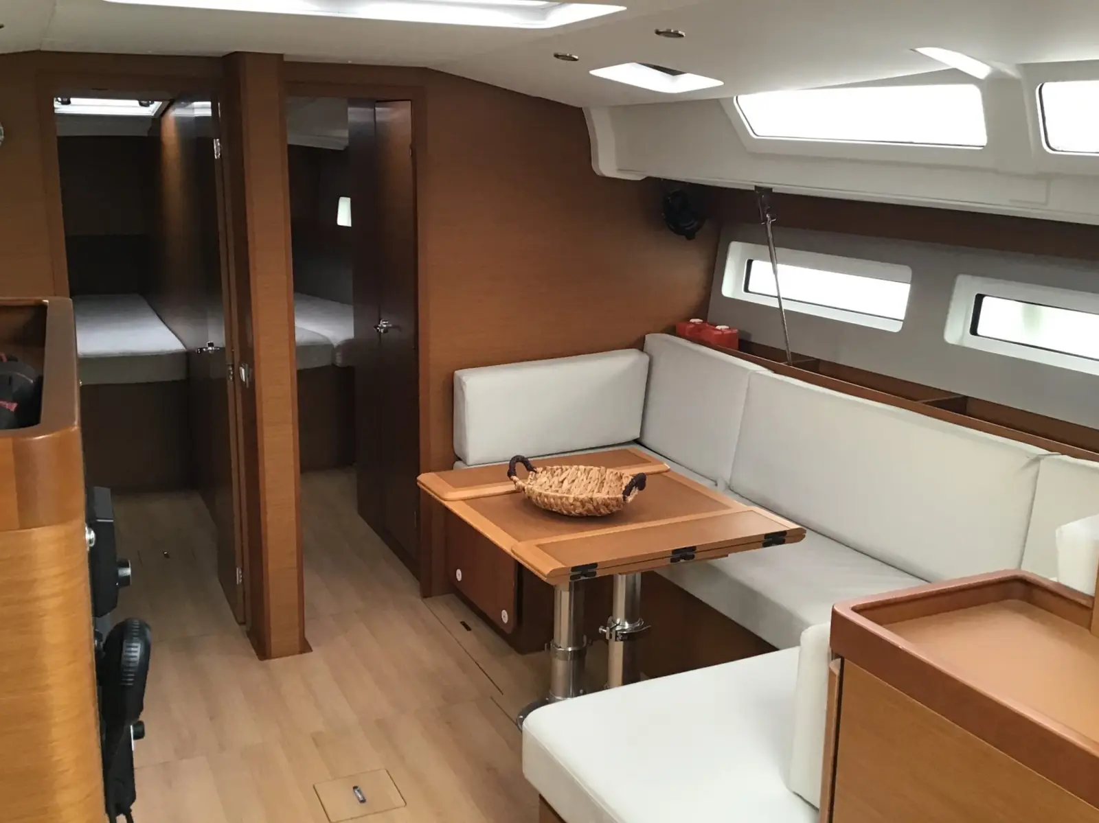 Helia, Interior image