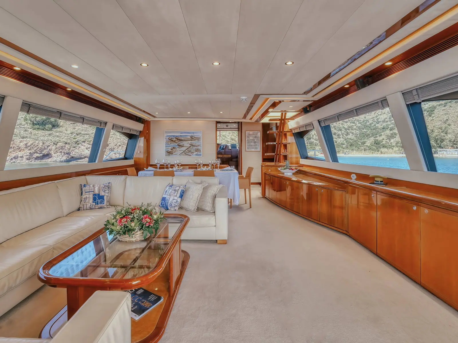 Lidia, Interior image