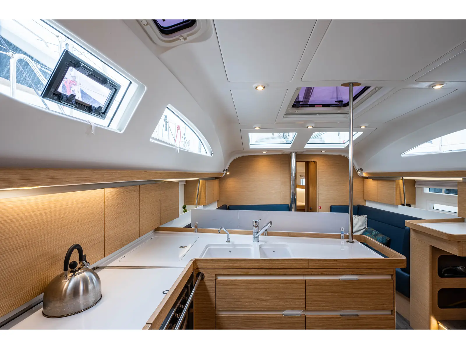 Helen, Interior image