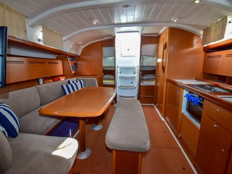 Blondie, Interior image