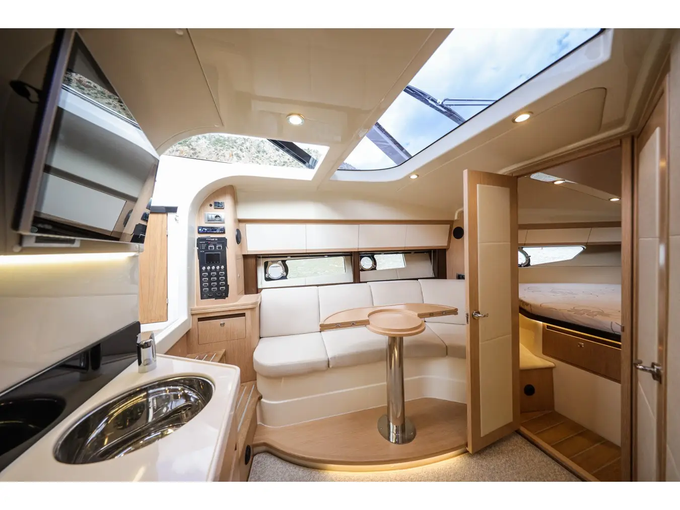 JOKER, Interior image