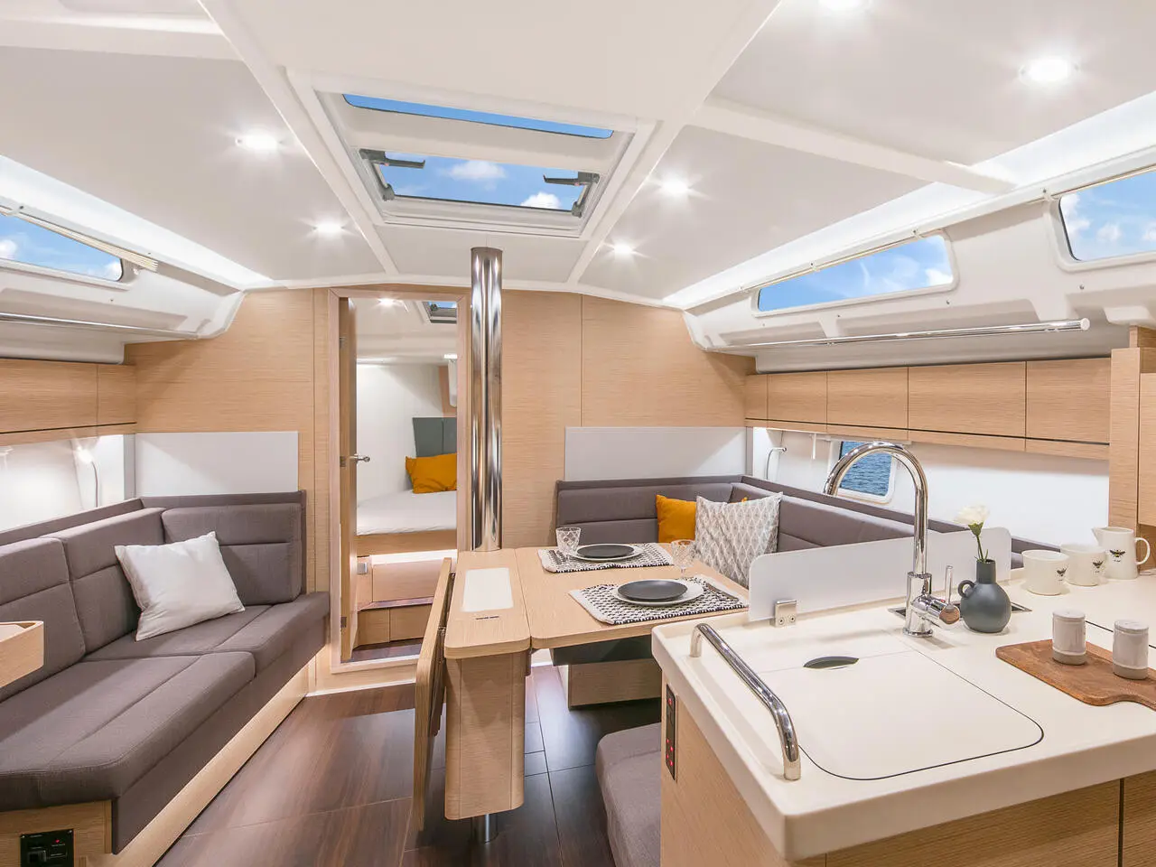 Dafne, Interior image