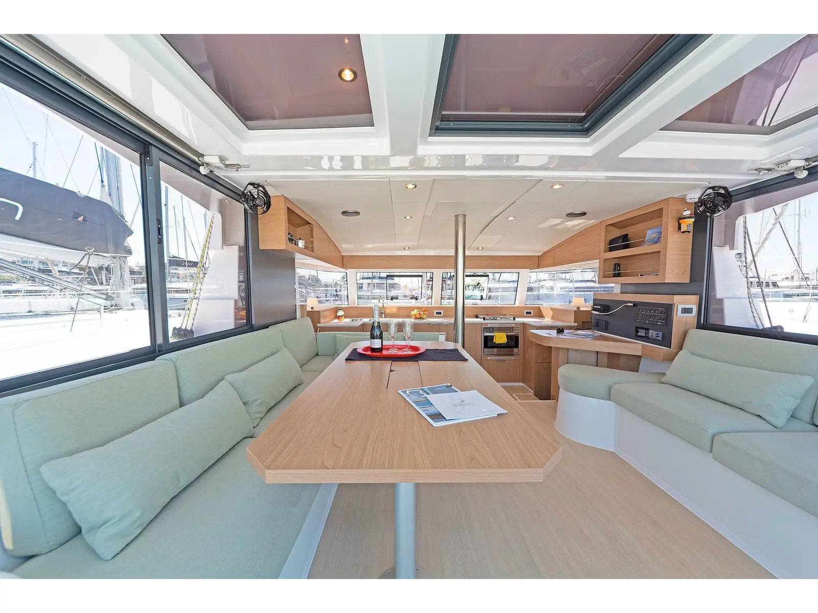 Marie, Interior image