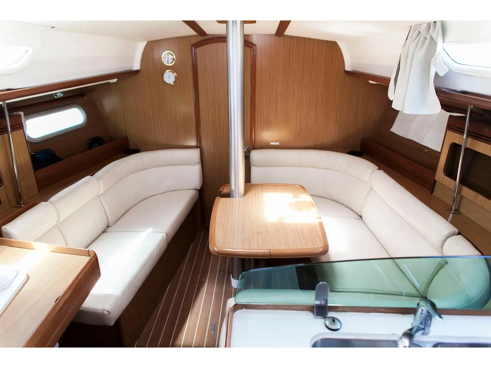 Formica, Interior image
