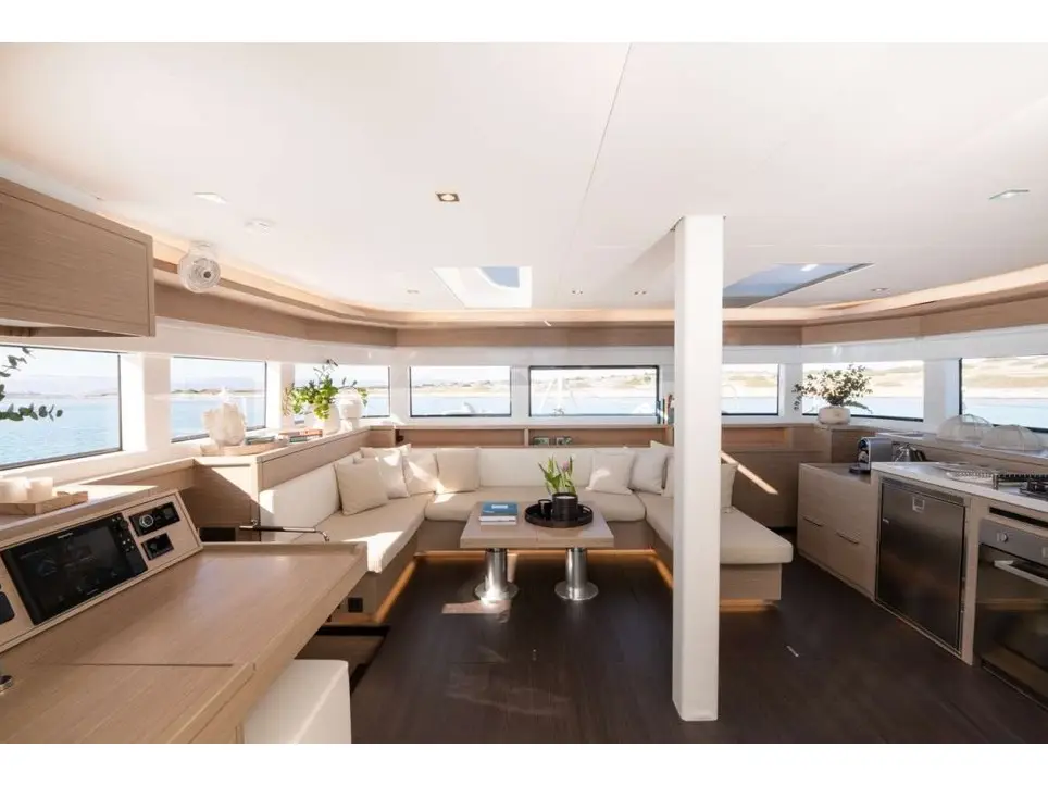 HAPPY, Interior image