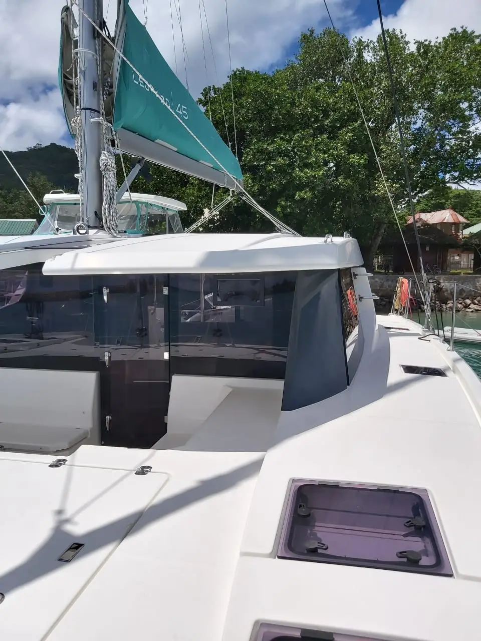 La Pelosa II, forward cockpit