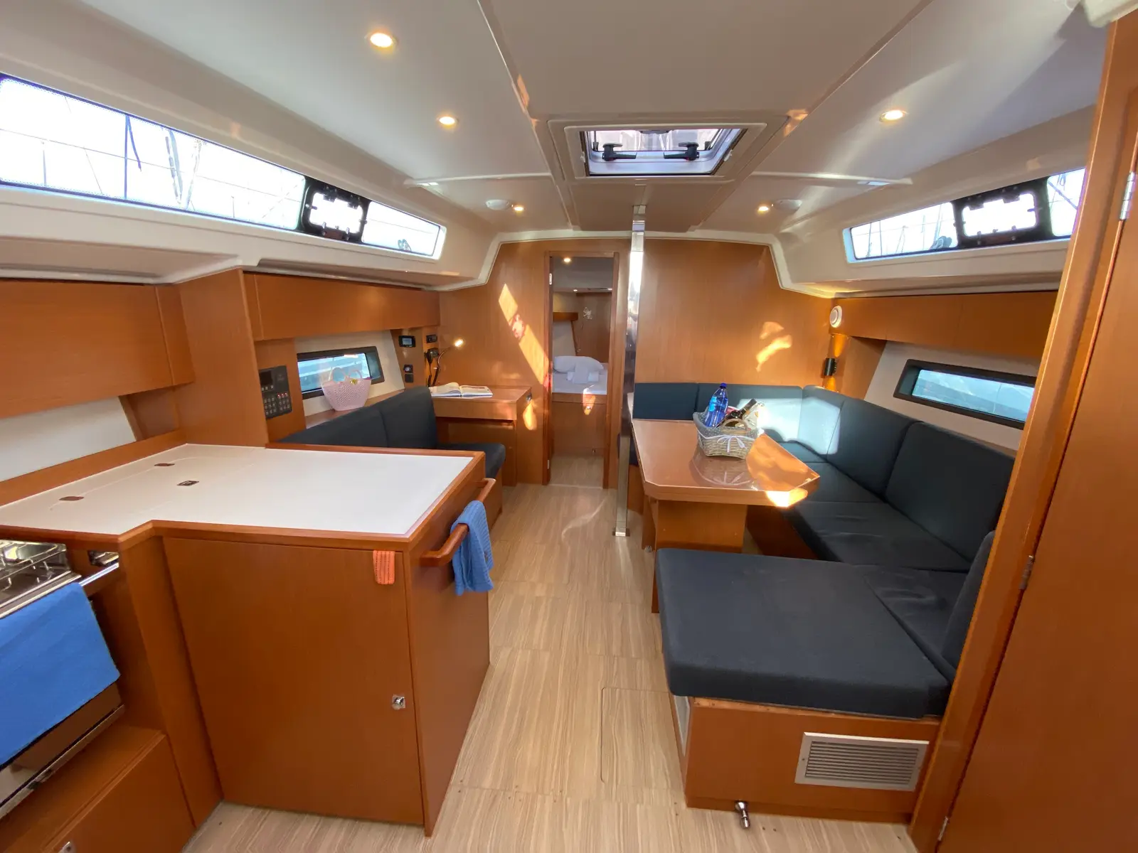 Aeolus, Interior image