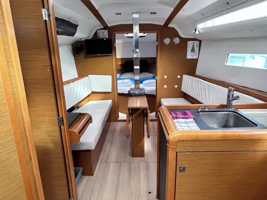 Cherie Bibi, Interior image