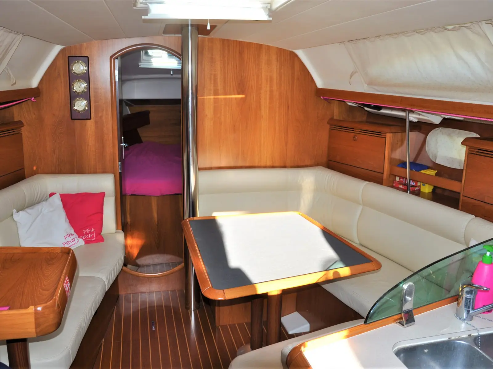 Pink Pearl, Interior image