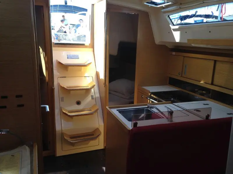 Yankee, Interior image