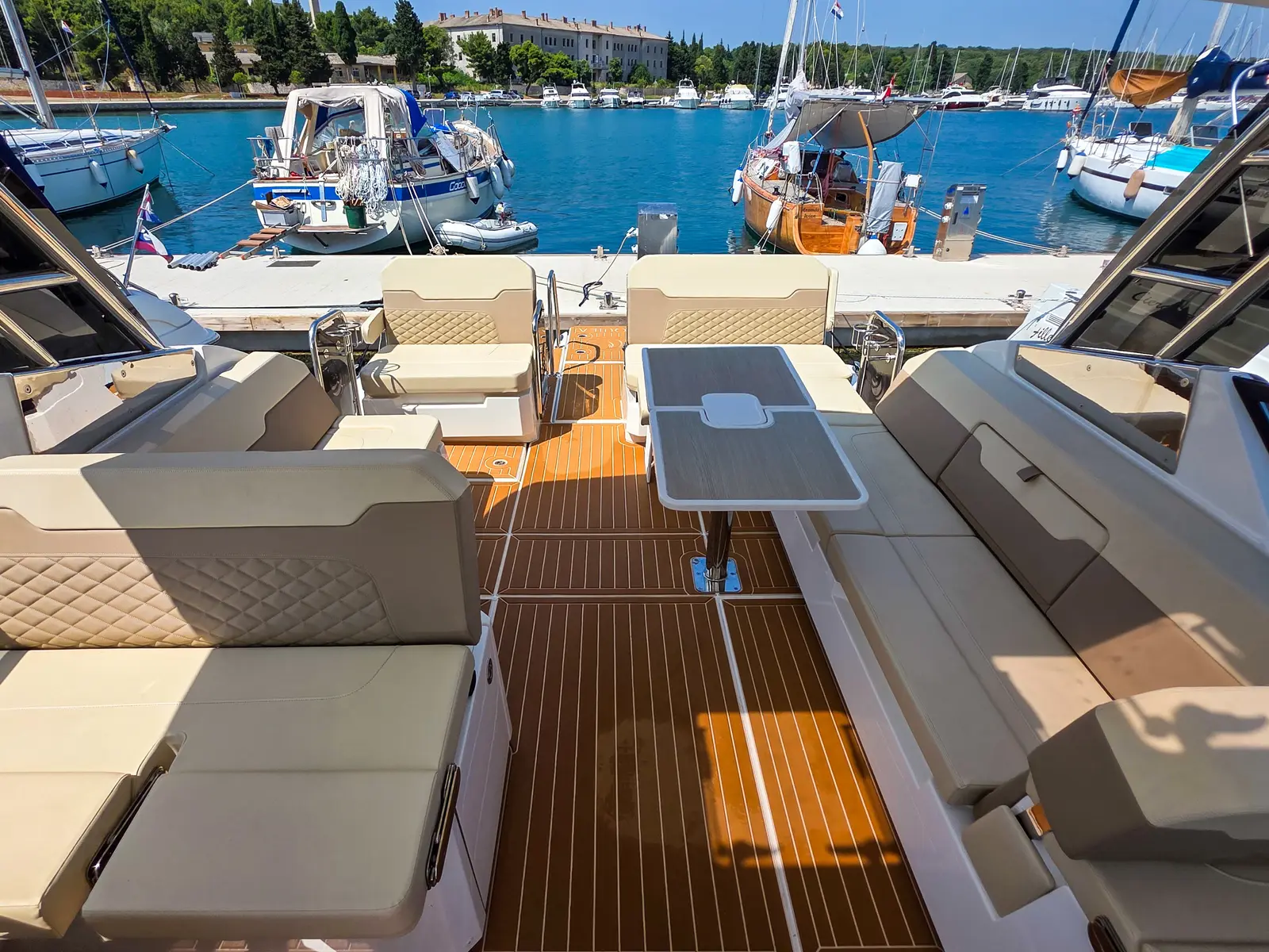Aquila 32, Interior image