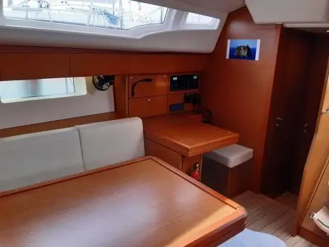 Zaniah, Interior image