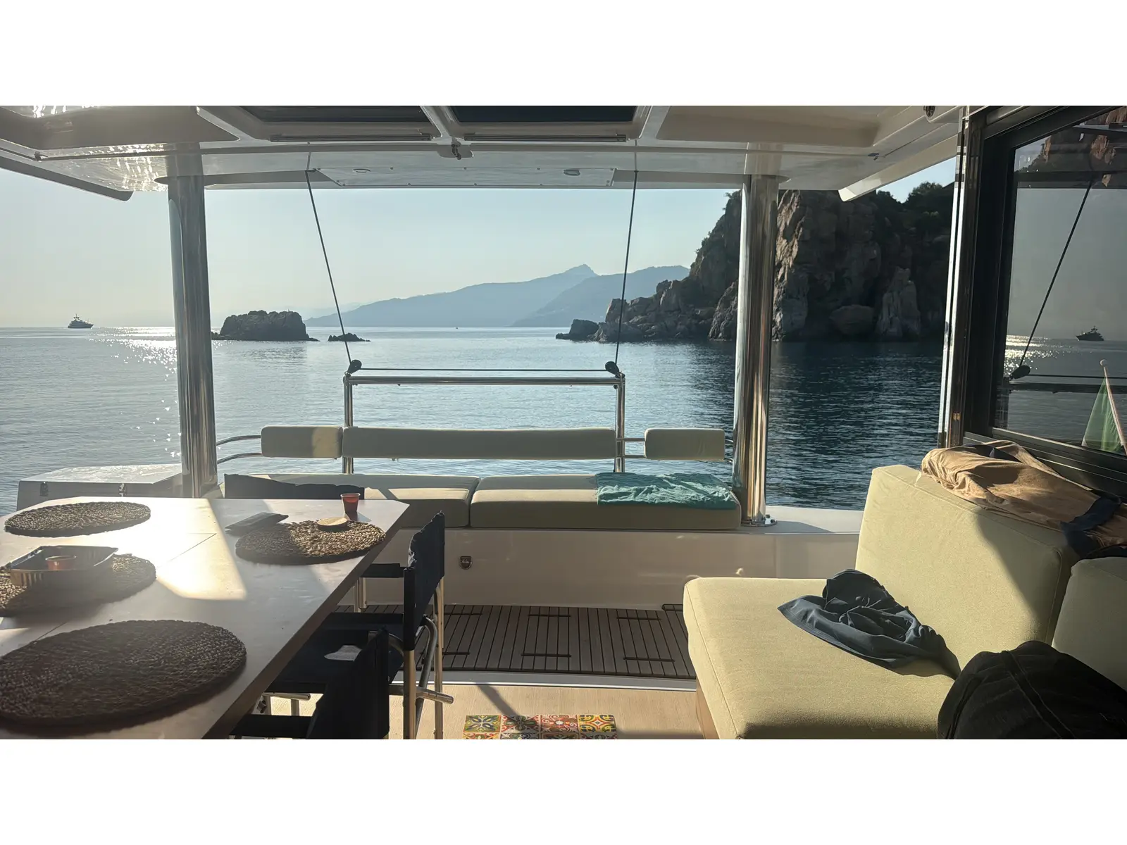 S U R I N A, Interior image