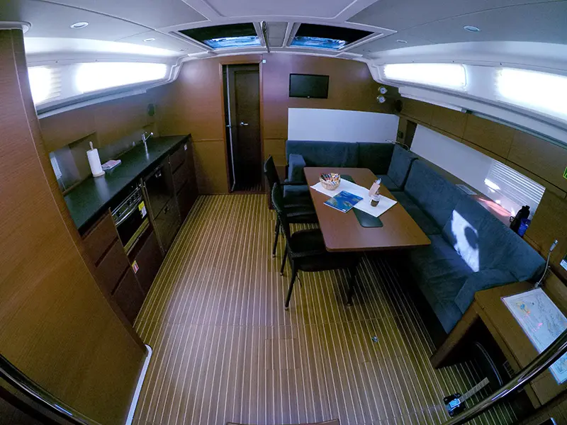 Alian, Interior image