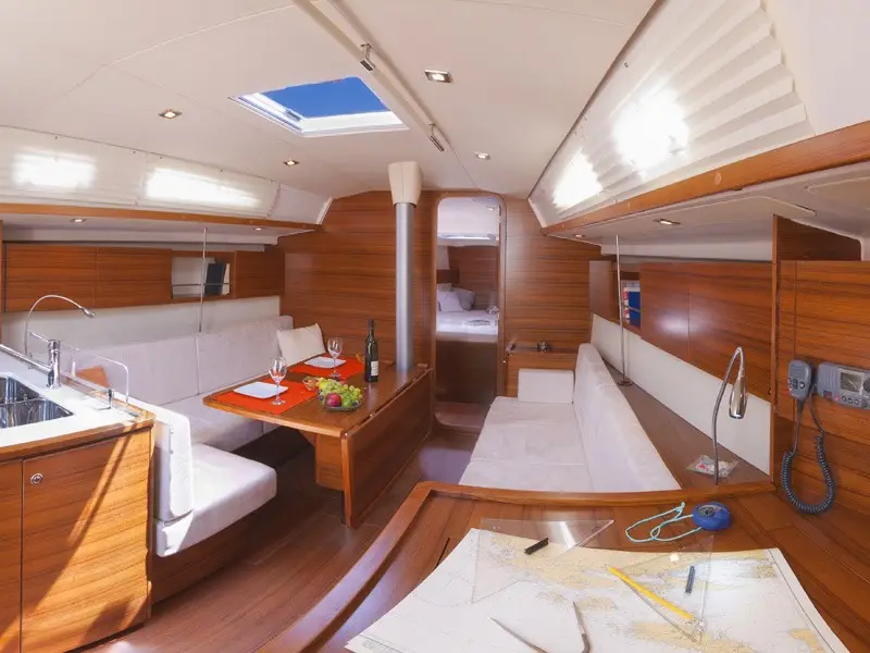 WILD BEE, Interior image