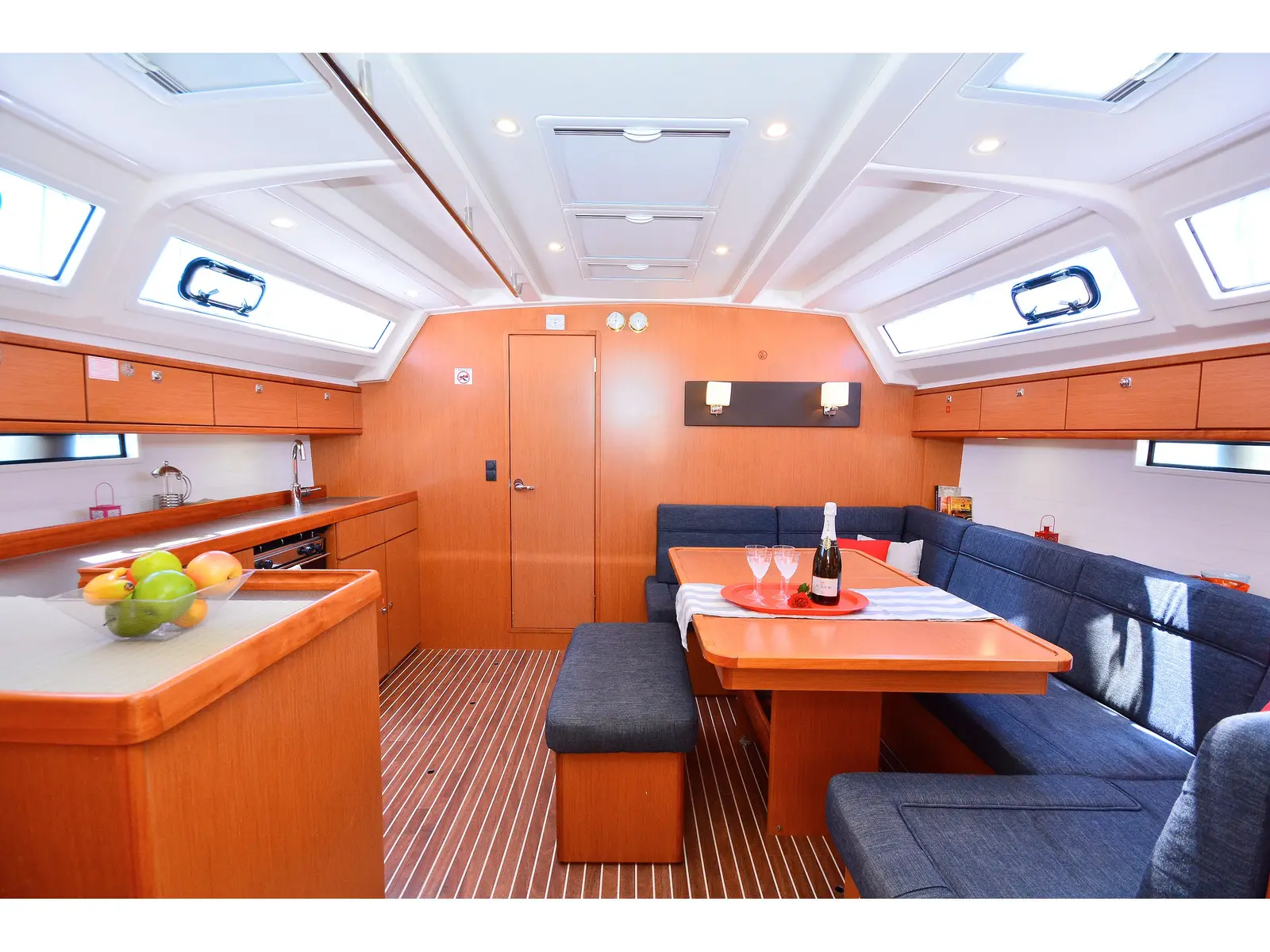Nereus, Interior image