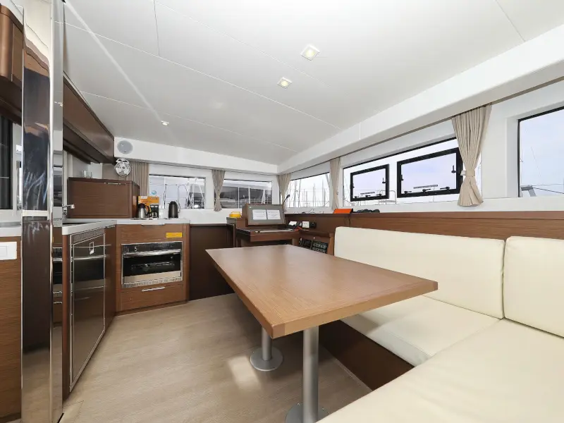 TOM & JERRY, Interior image