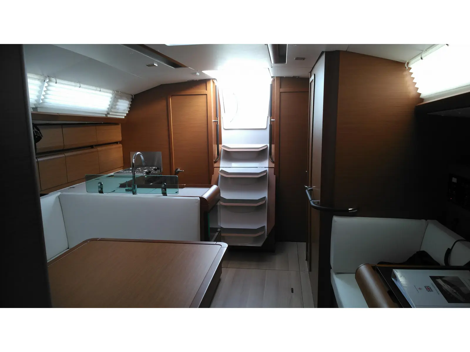 Eione, Interior image