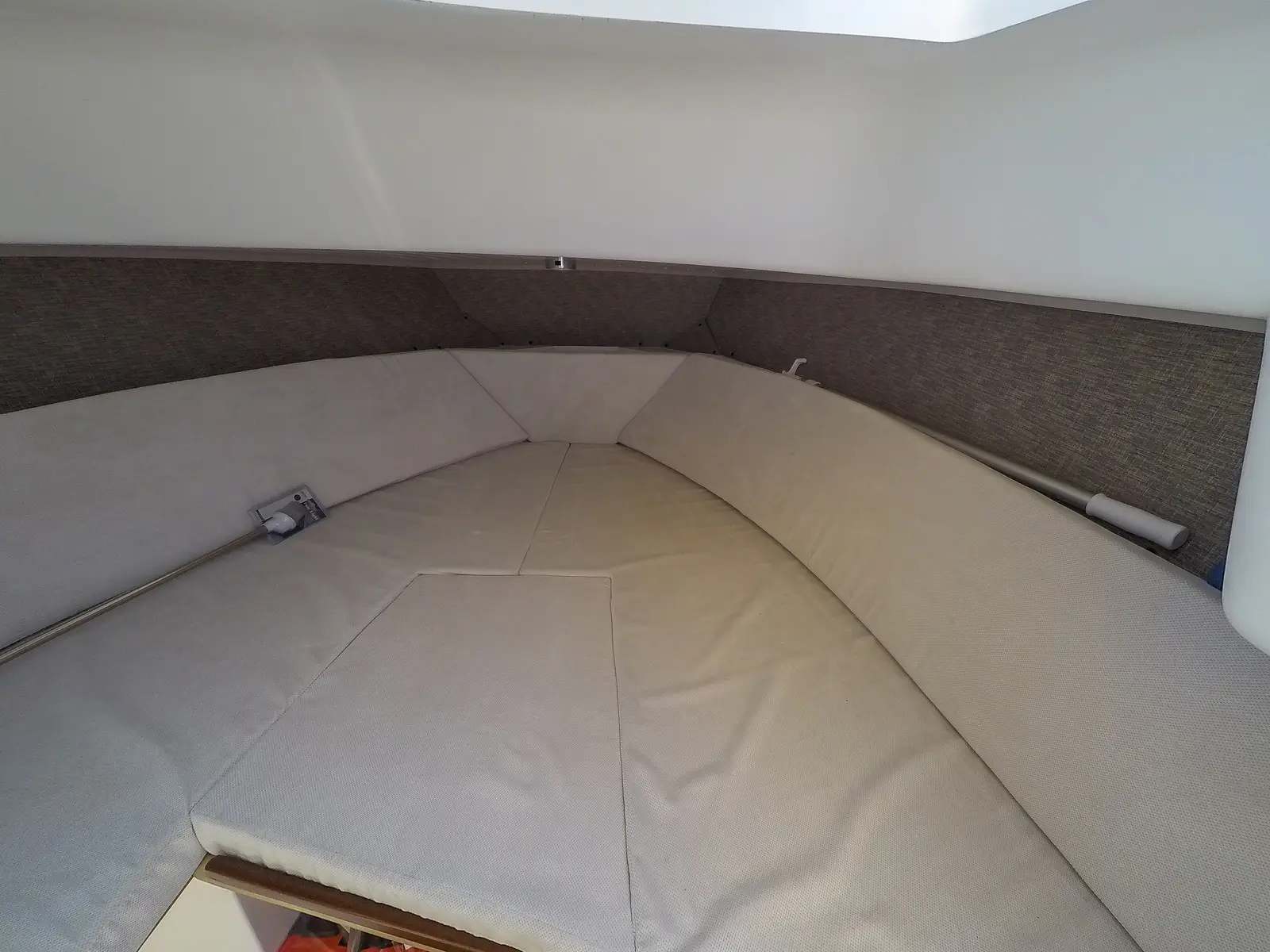 253065ML, Interior image