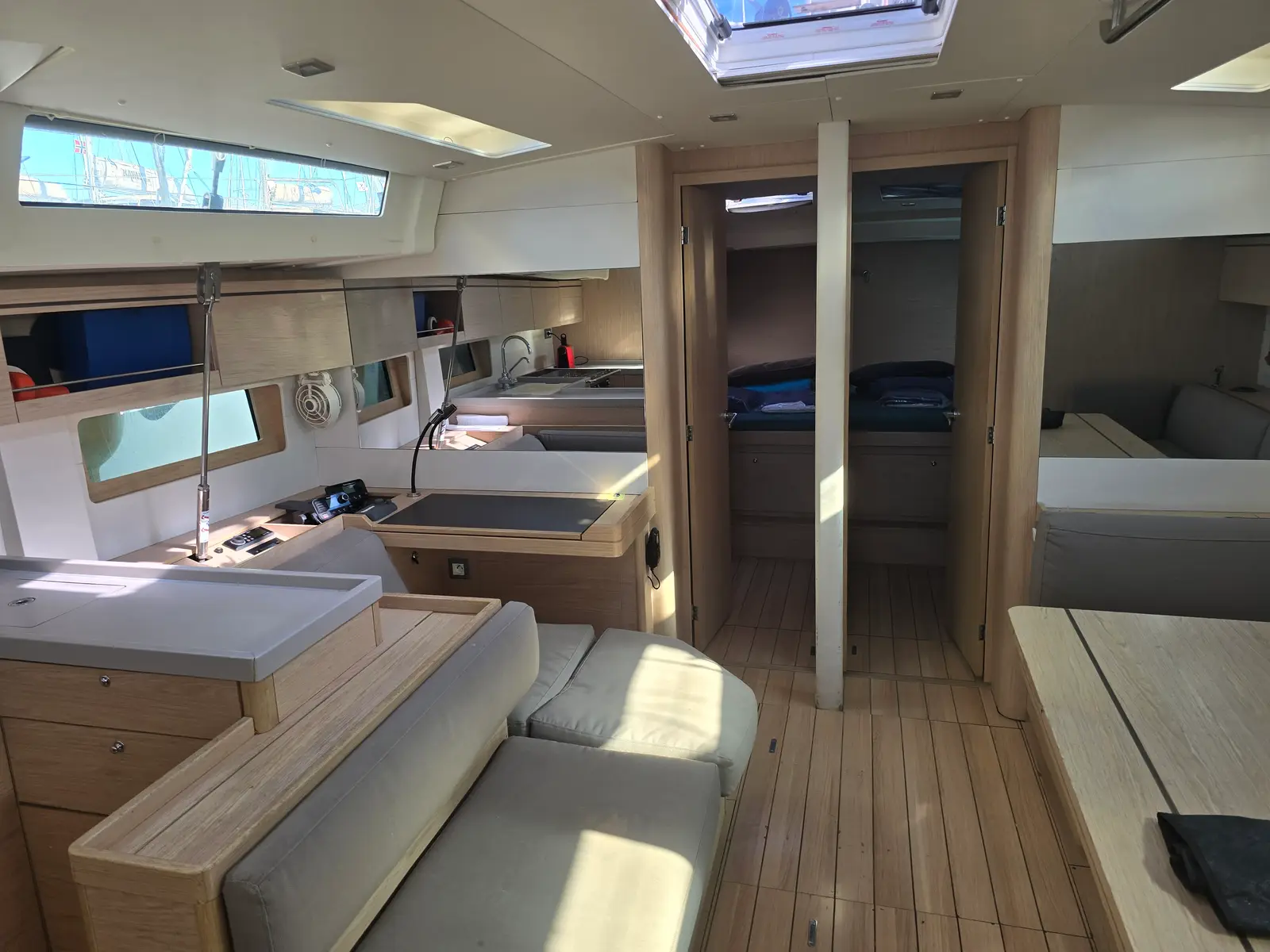 Amelia, Interior image