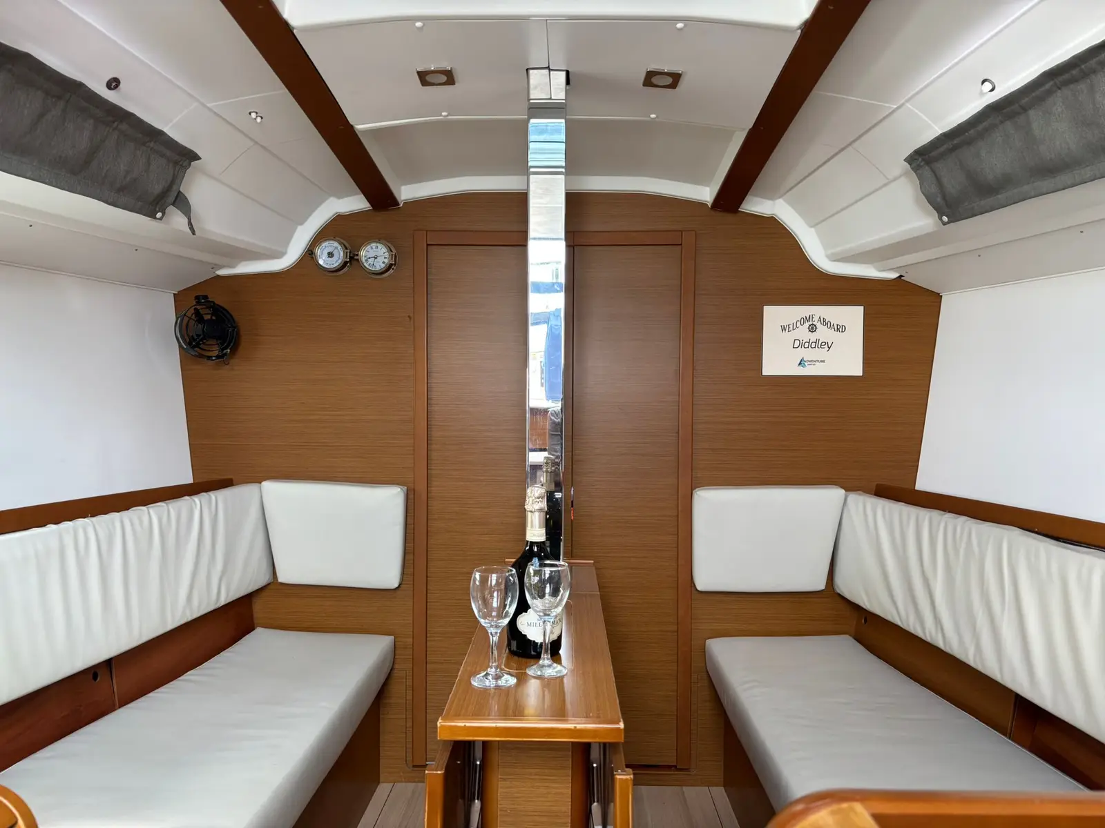 Diddley, Interior image