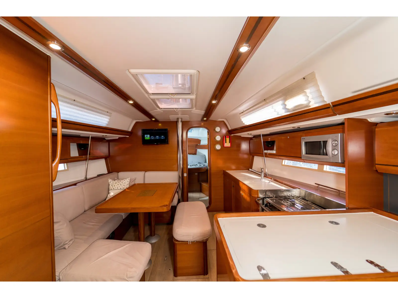 Daphne-S, Interior image