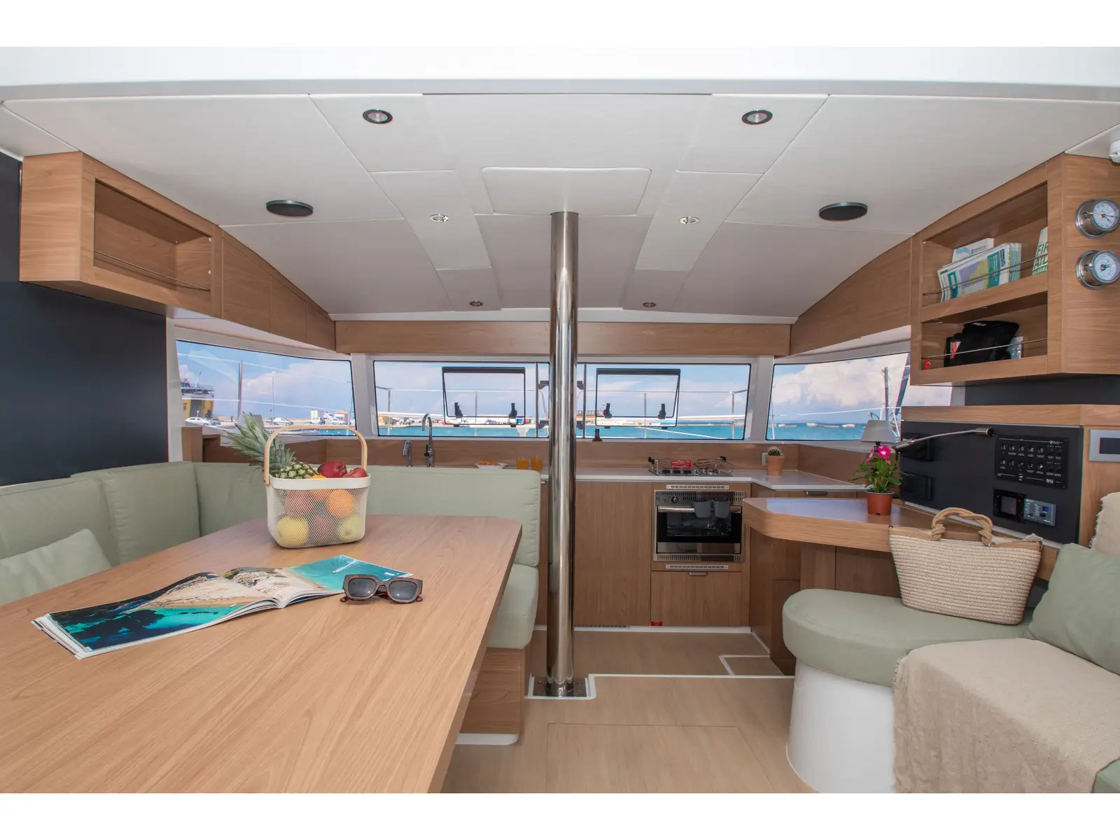 SKIOUROS II, Interior image