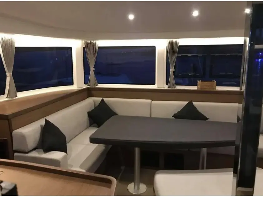 Olympios Zeus, Interior image