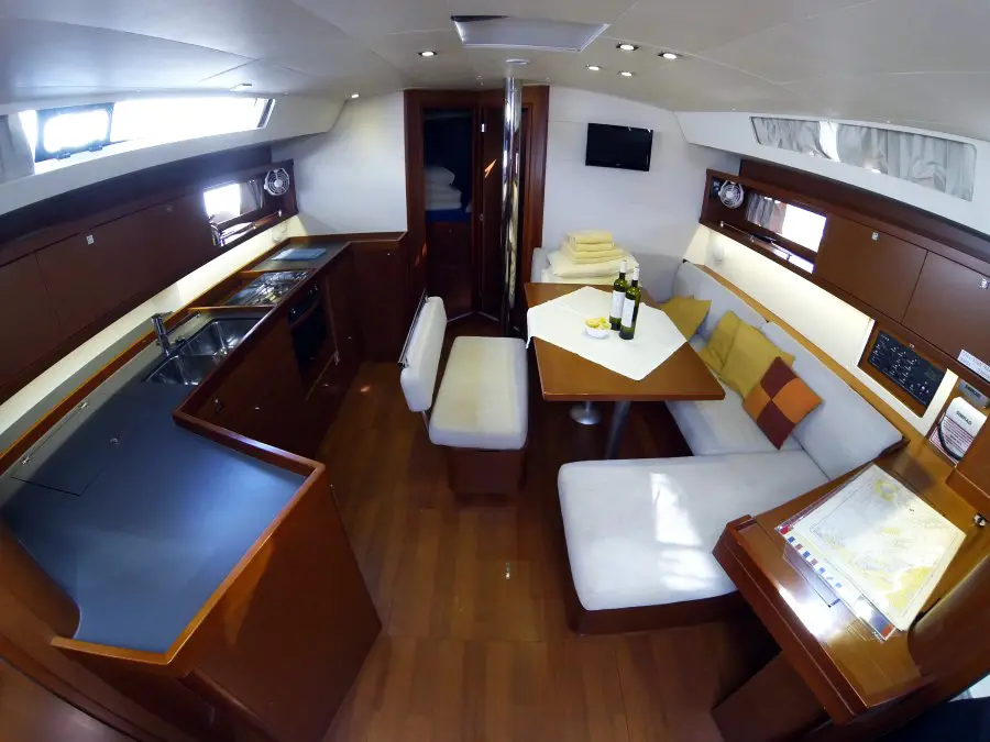 Neška II , Interior image