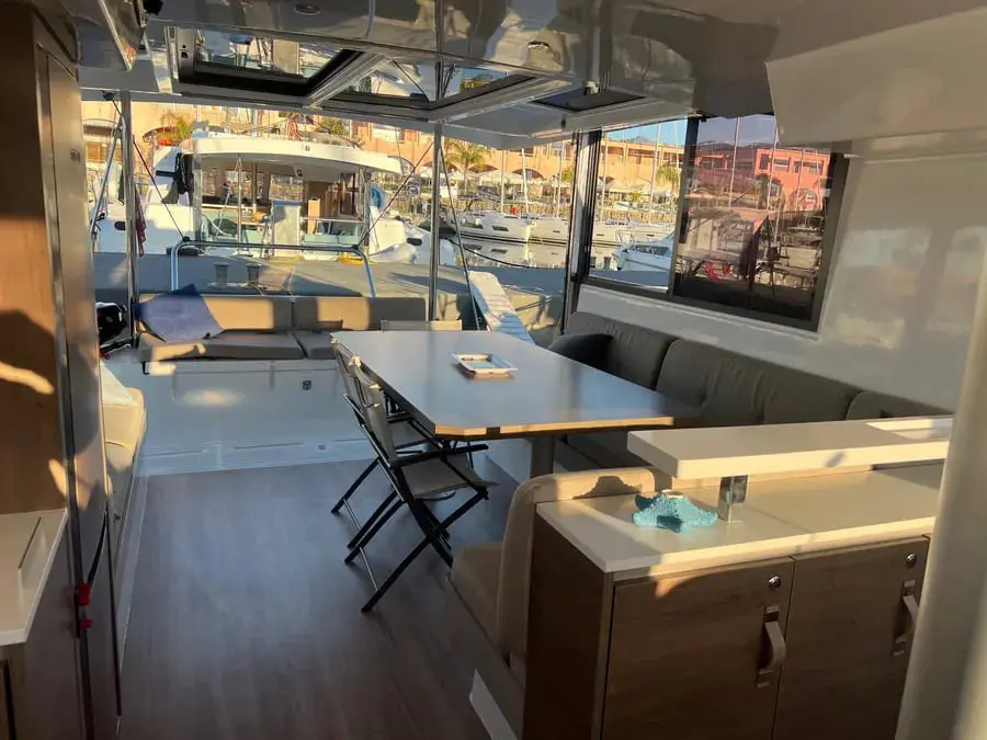 Vichi, Interior image